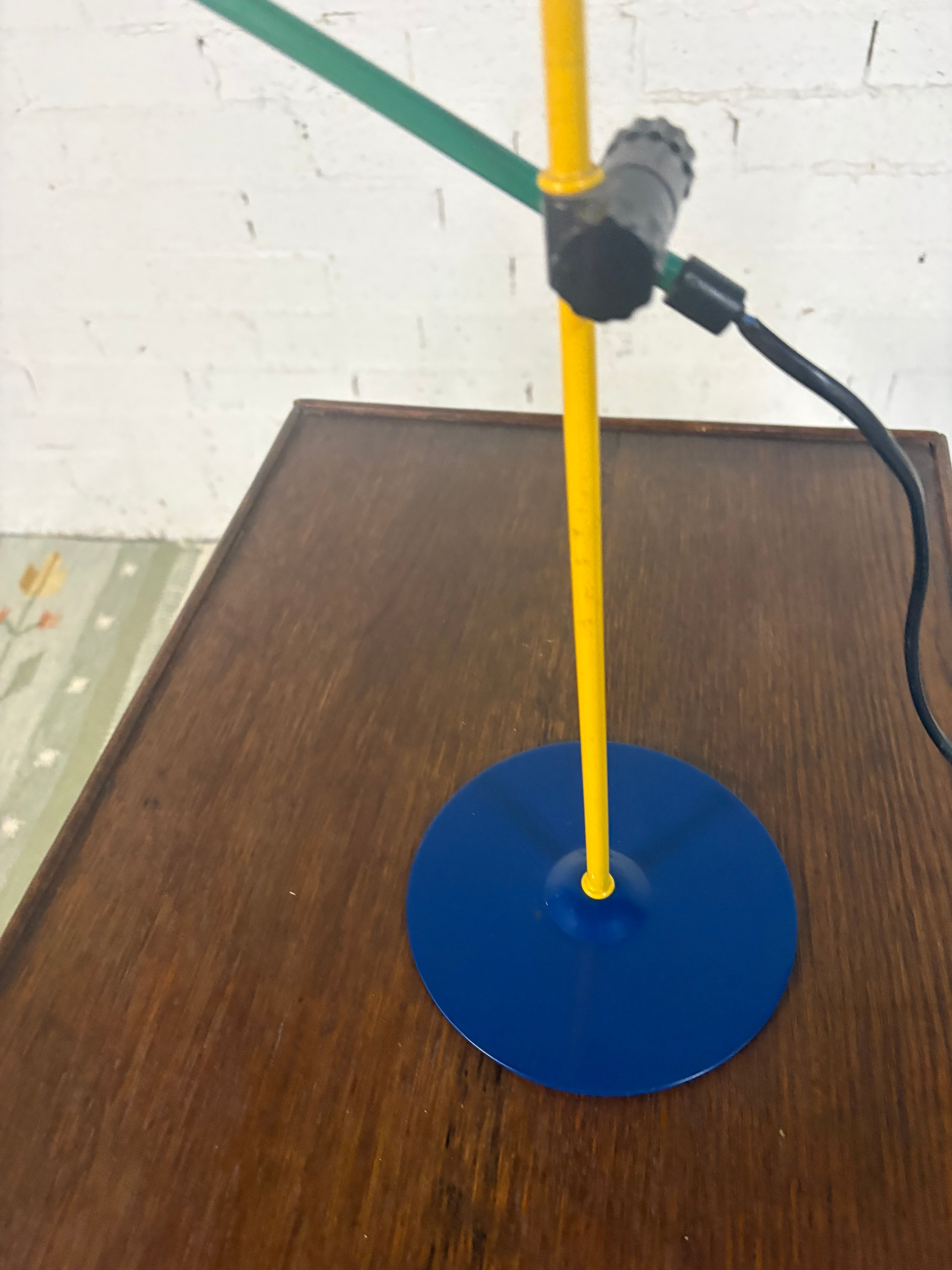 Veneta Lumi Memphis-Style Desk Lamp, Lacquered Steel in Primary Colours, Italy, 1980s