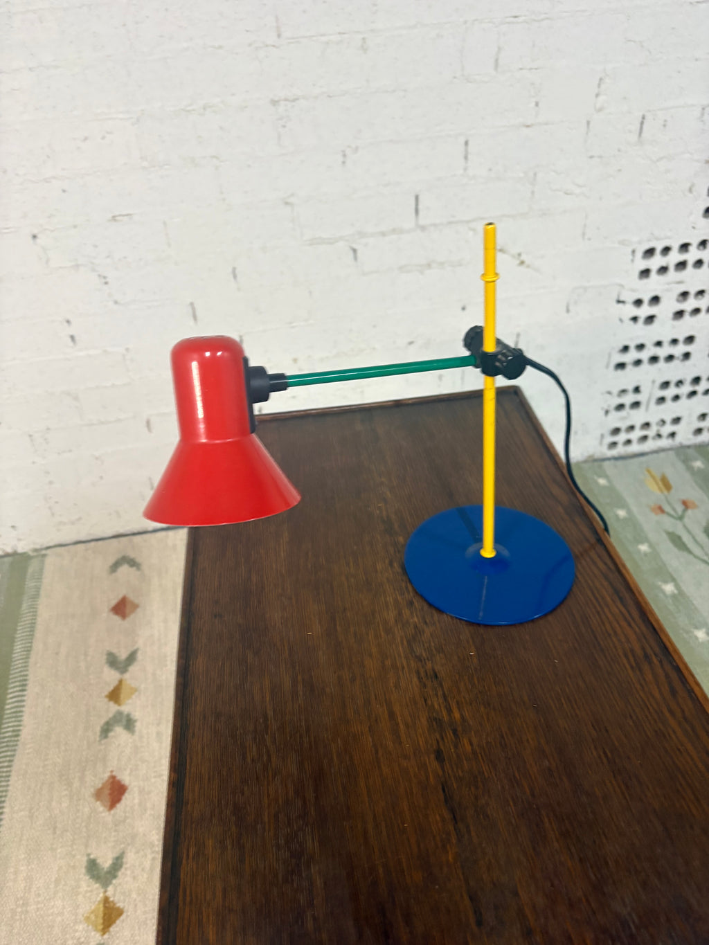Veneta Lumi Memphis-Style Desk Lamp, Lacquered Steel in Primary Colours, Italy, 1980s